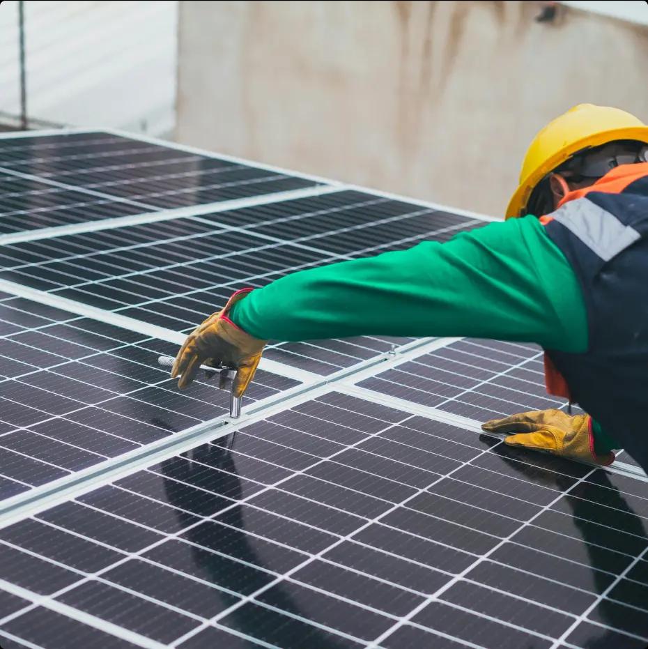 Man die zonnepanelen installeert